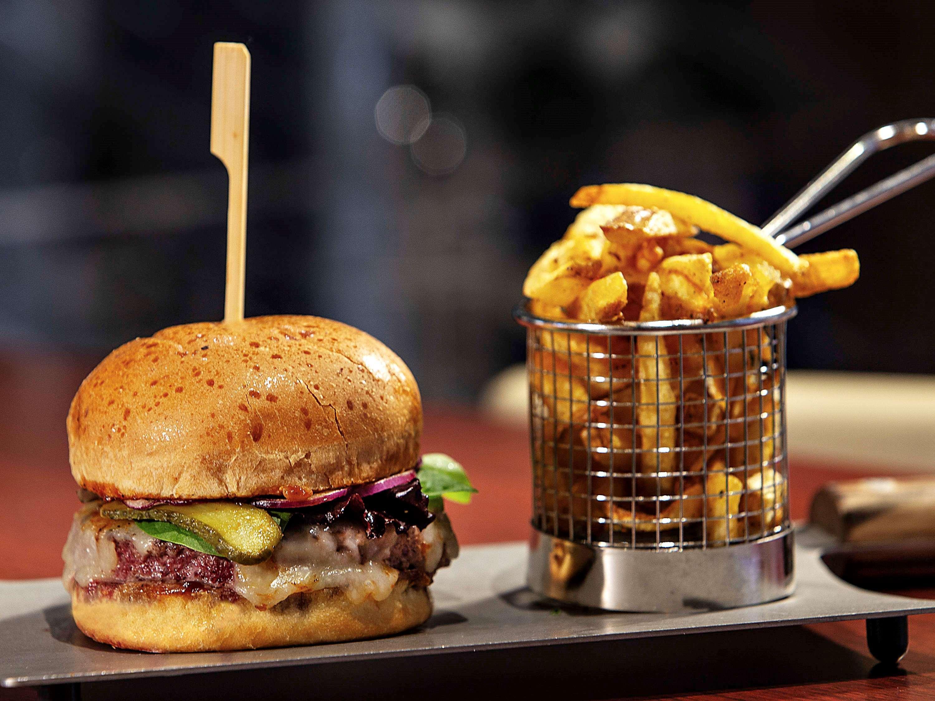 Pullman Doha West Bay Otel Dış mekan fotoğraf A slider with fries