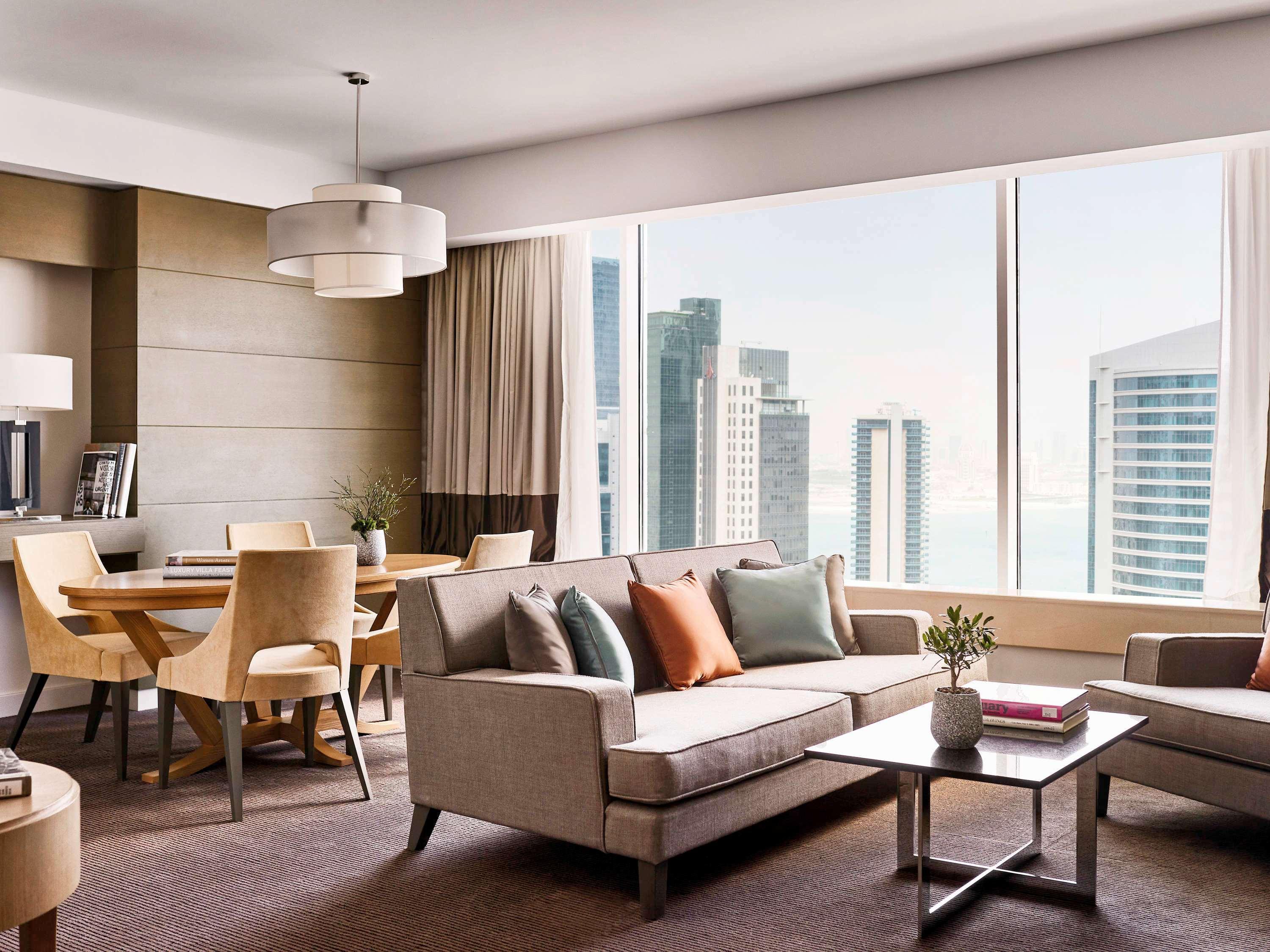 Pullman Doha West Bay Otel Dış mekan fotoğraf A living room at the hotel