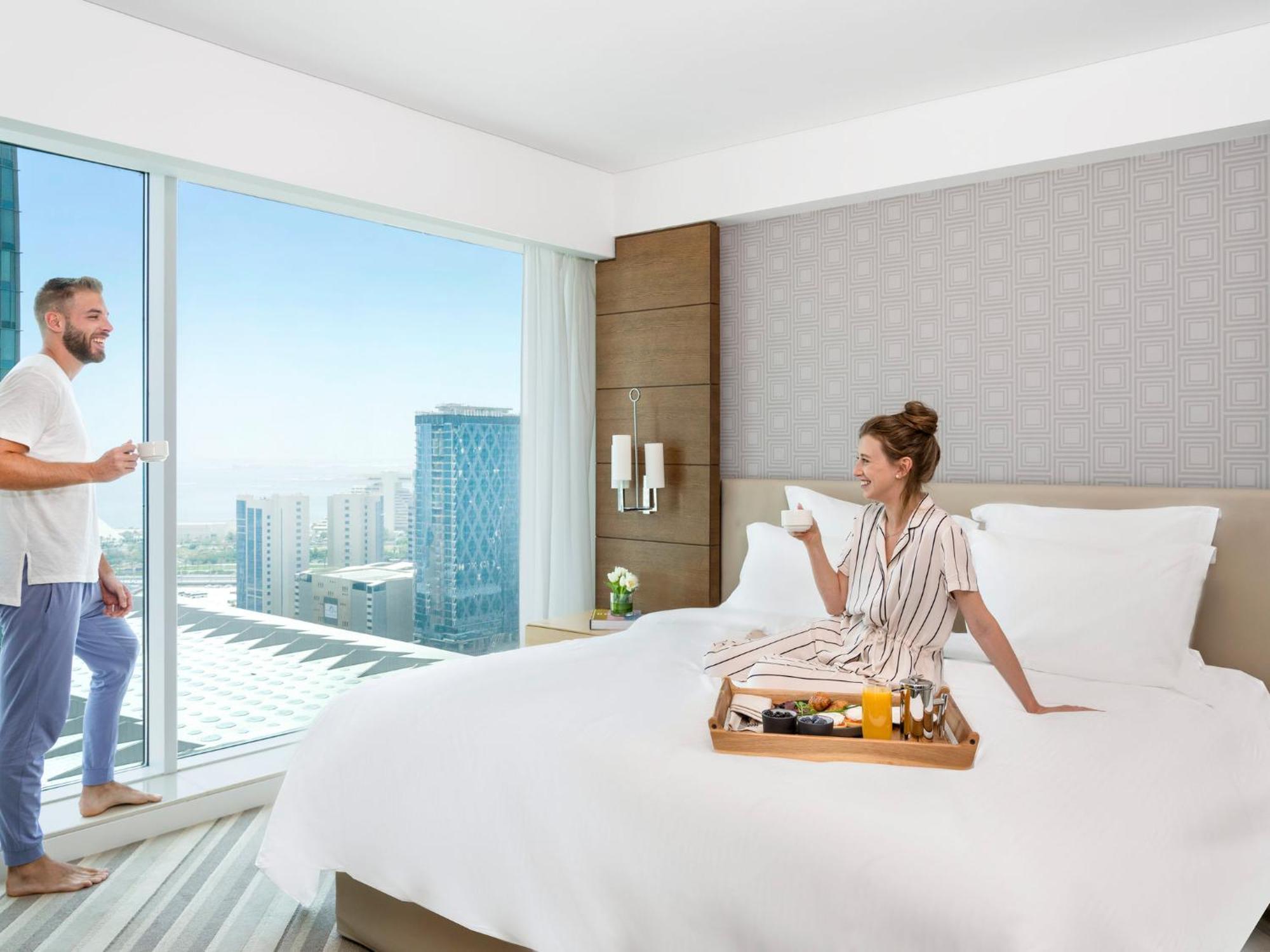 Pullman Doha West Bay Otel Dış mekan fotoğraf A guest room at the hotel