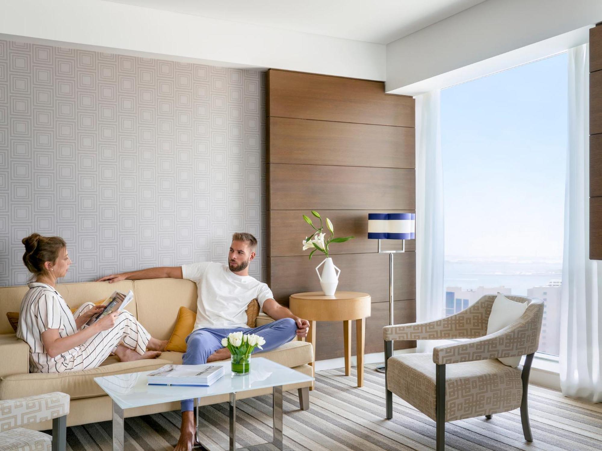 Pullman Doha West Bay Otel Dış mekan fotoğraf A living room in a typical apartment
