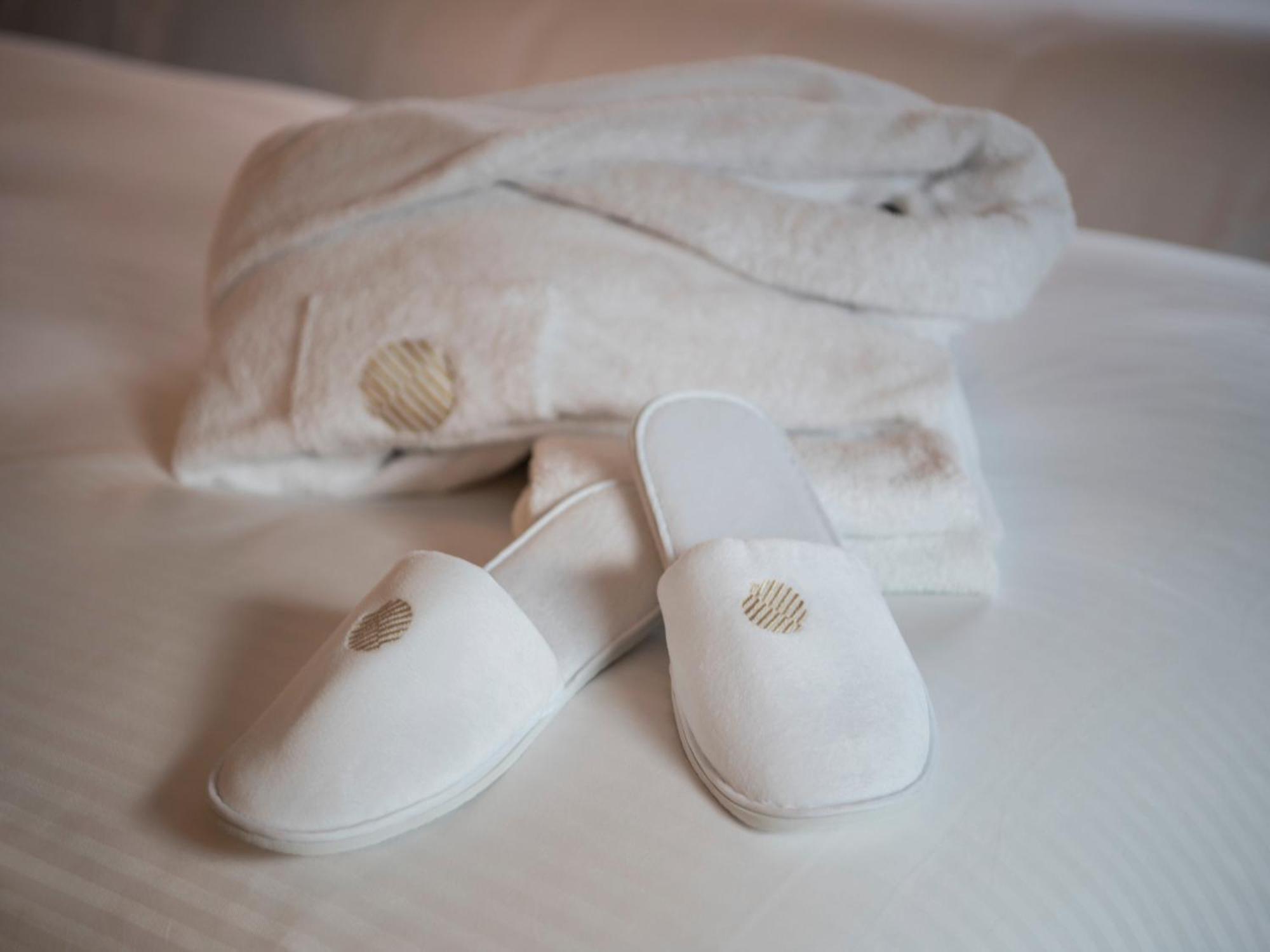 Pullman Doha West Bay Otel Dış mekan fotoğraf A pair of hotel slippers