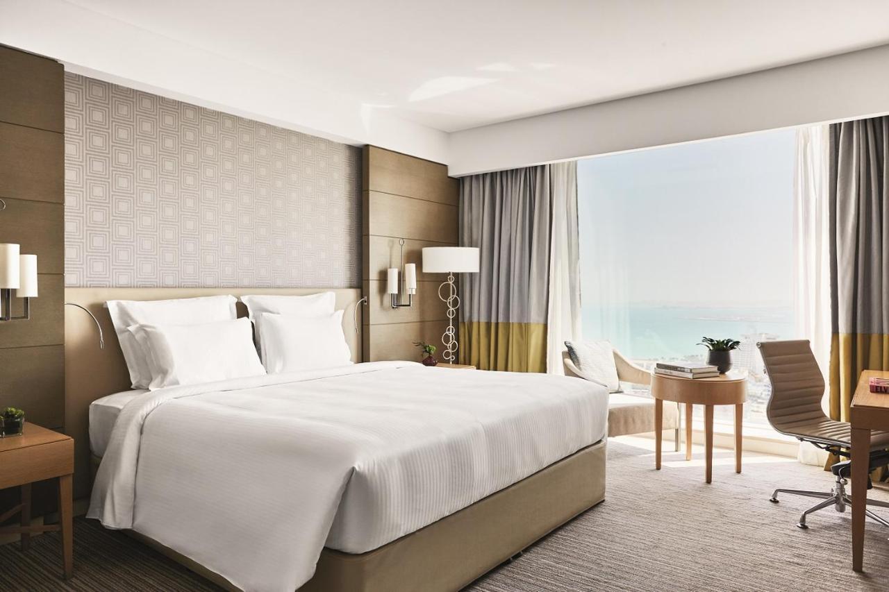 Pullman Doha West Bay Otel Dış mekan fotoğraf A guest room at the hotel