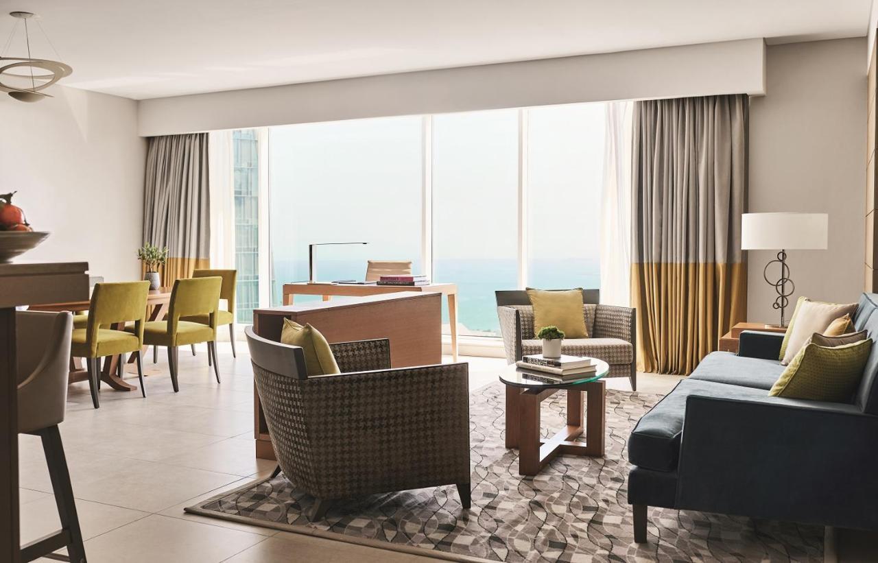 Pullman Doha West Bay Otel Dış mekan fotoğraf A living room at the Ritz-Carlton, DIFC